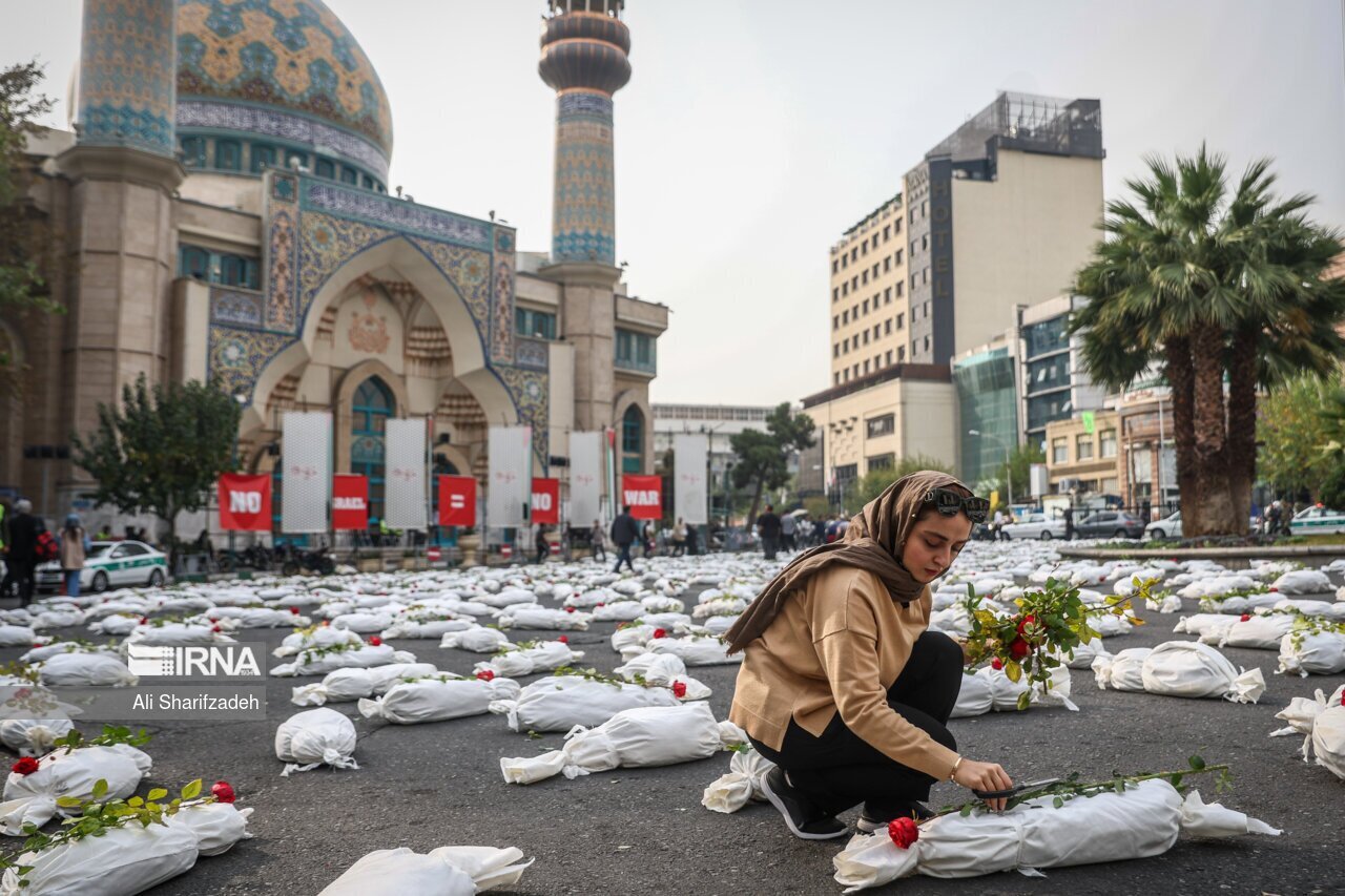 تصاویر | ۴ هزار جسد کفن پوش در میدان فلسطین تهران