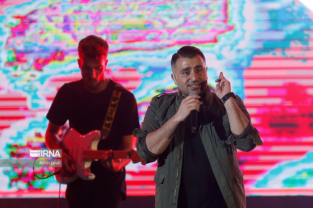 تصاویر اجرای آهنگ پاقدم در کنسرت طللیسچی | بازیکن آرژانتینی باشگاه استقلال هم آمده بود