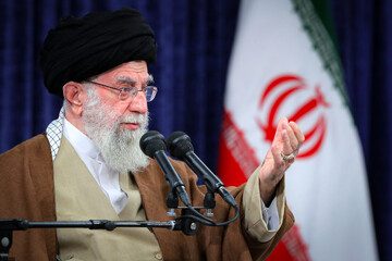 رهبر انقلاب: کاری که آمریکایی ها می‌خواستند در ایران انجام دهند، اکنون برای خودشان پیش آمده است