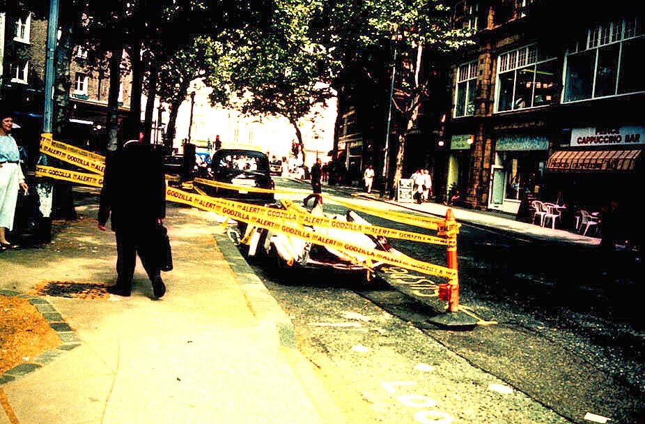 تصاویری جذاب از تبلیغات محیطی خارقالعاده فیلمها | ایدههای ساده اما جالب فیلمهایی مثل «بیل را بکش»، «بتمن میآغازد» و...