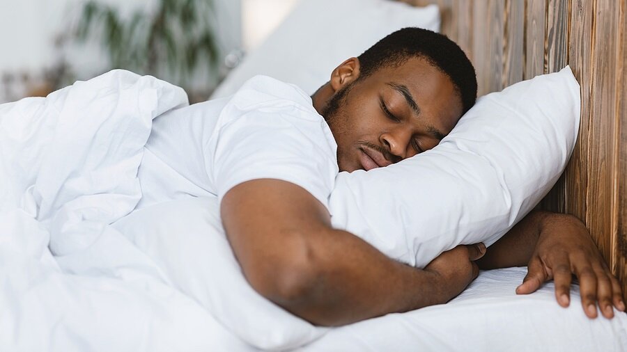 خوابیدن روی شکم مضر است؟ | نکاتی برای خوابیدن روی شکم