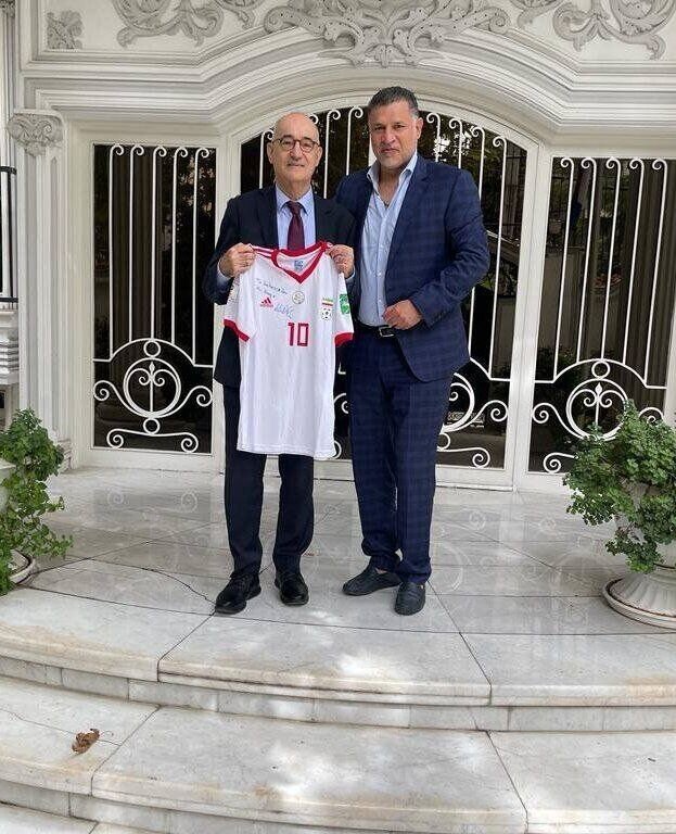 عکس| دیدار علی دایی با یک چهره سیاسی خارجی | هدیه خاص شهریار اهدا شد