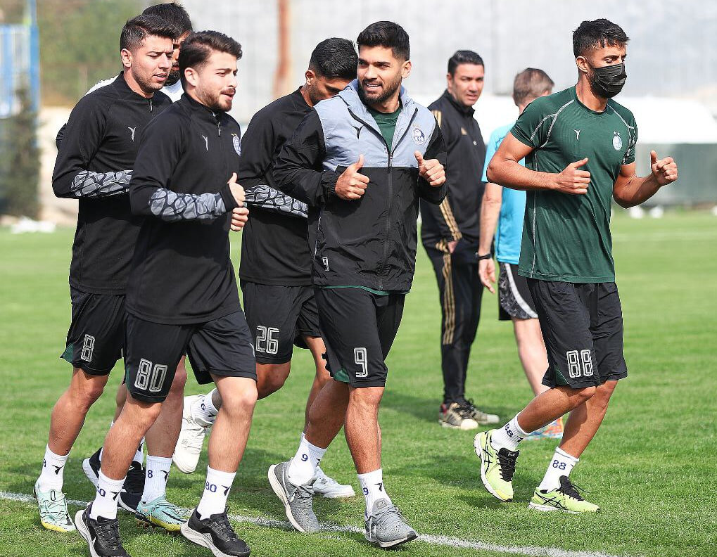 عکس| آلودگی هوا چهره هافبک استقلال را تغییر داد