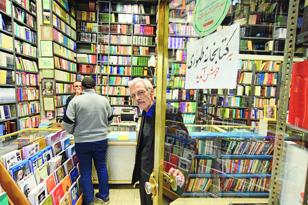 صاحبان قلم در کدام انتشاراتیها و کتابفروشیها دور هم جمع میشدند؟| پاتوقهای اهالی کتاب کجا بود؟