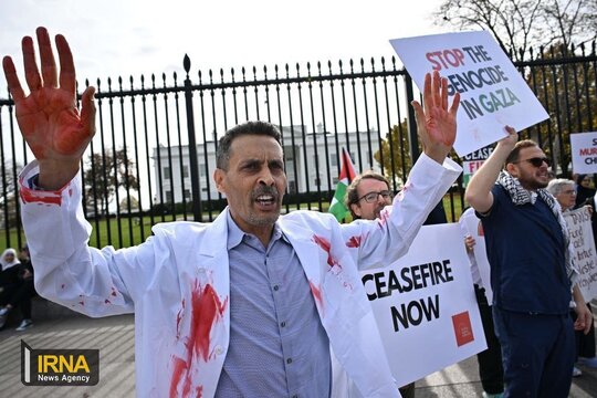 تظاهرات گروهی از پزشکان و پرستاران مقابل کاخ سفید برای تاکید بر لزوم توقف جنگ علیه غزه