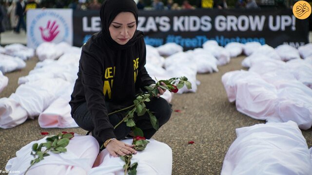 ده‌ها جسد کفن‌پوش مقابل کاخ سفید به یاد قربانیان غزه