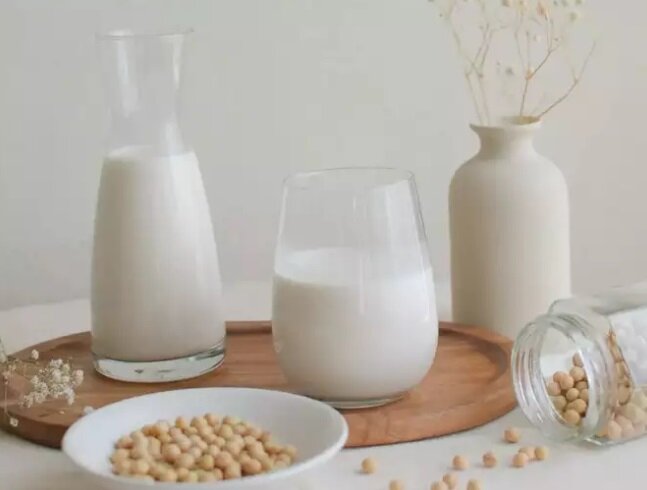 اگر هر روز شیر سویا بنوشیم چه اتفاقی در بدنمان می‌افتد؟ | فواید و مضرات شیر سویا در یک نگاه