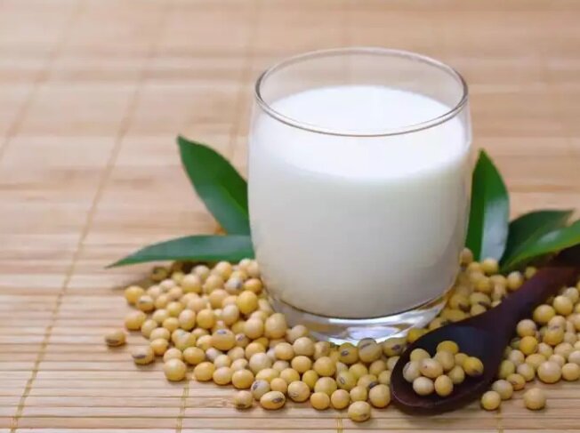 اگر هر روز شیر سویا بنوشیم چه اتفاقی در بدنمان میافتد؟ | فواید و مضرات شیر سویا در یک نگاه