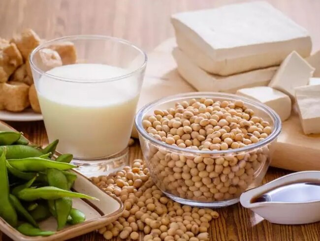 اگر هر روز شیر سویا بنوشیم چه اتفاقی در بدنمان میافتد؟ | فواید و مضرات شیر سویا در یک نگاه