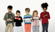 نگاه کردن به موبایل به چشم کودکان آسیب می‌زند؟ | میزان مجاز استفاده کودکان از موبایل و تبلت | ارتباط استفاده کودکان با اختلالات احتمالی در تکامل مغز