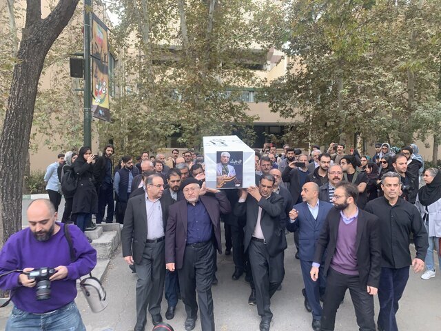 تصاویر تشییع پیکر اسلامی ندوشن ؛ کدام چهرهها برای وداع آمدند | هرگز آرزو نکردم که در کشور دیگری جز ایران بودم