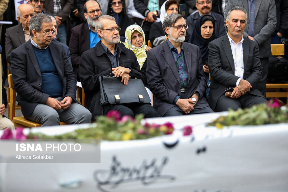 تصاویر متفاوت علی لاریجانی با کیف چرمی در تشییع اسلامی ندوشن