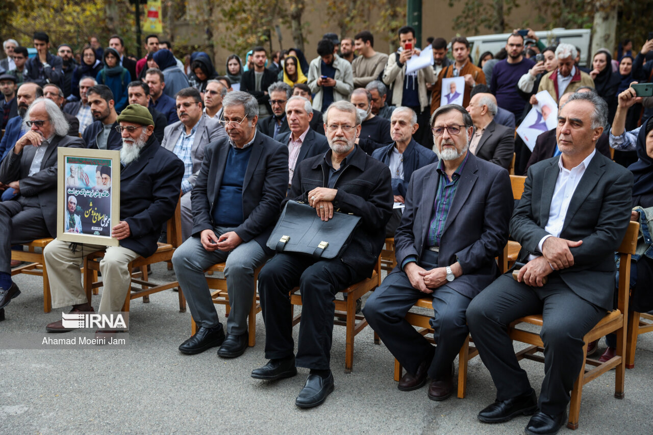 تصاویر متفاوت علی لاریجانی با کیف چرمی در تشییع اسلامی ندوشن