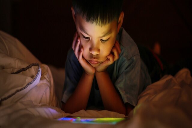 اوتیسم و بیش فعالی در کمین همه بچه ها | تلویزیون و موبایل با مغز کودکان چه می کند؟