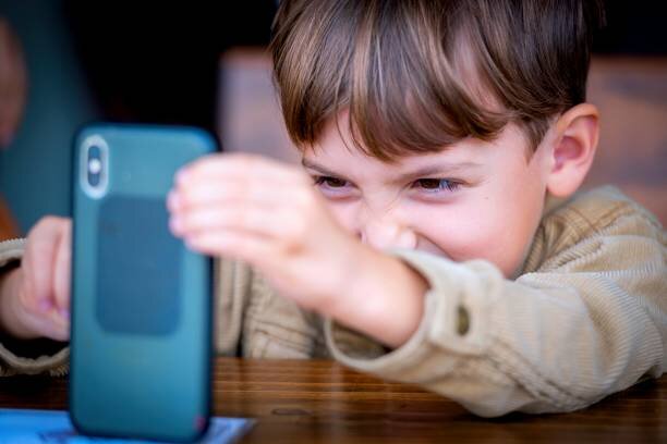 نگاه کردن به موبایل به چشم کودکان آسیب میزند؟ | میزان مجاز استفاده کودکان از موبایل و تبلت | ارتباط استفاده کودکان با اختلالات احتمالی در تکامل مغز