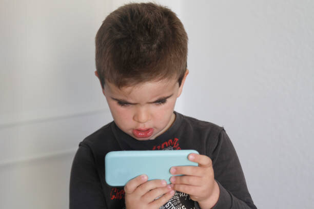 نگاه کردن به موبایل به چشم کودکان آسیب میزند؟ | میزان مجاز استفاده کودکان از موبایل و تبلت | ارتباط استفاده کودکان با اختلالات احتمالی در تکامل مغز