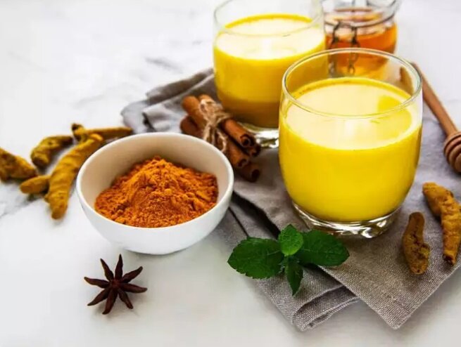 ۴ نوشیدنی که به کاهش وزن در خواب کمک میکنند