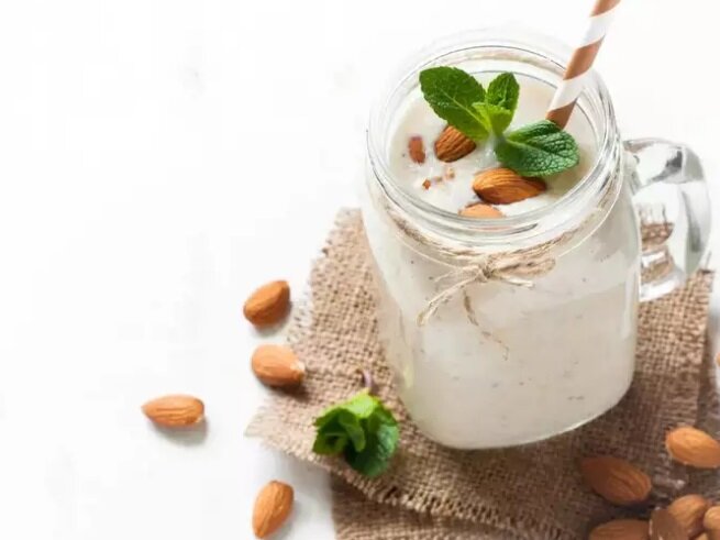 ۴ نوشیدنی که به کاهش وزن در خواب کمک میکنند