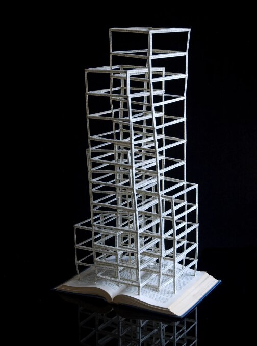 تصاویر خارقالعادهای از کتابهایی که مجسمه شدند | این مجسمهها گواهی بر قدرت زبان هستند