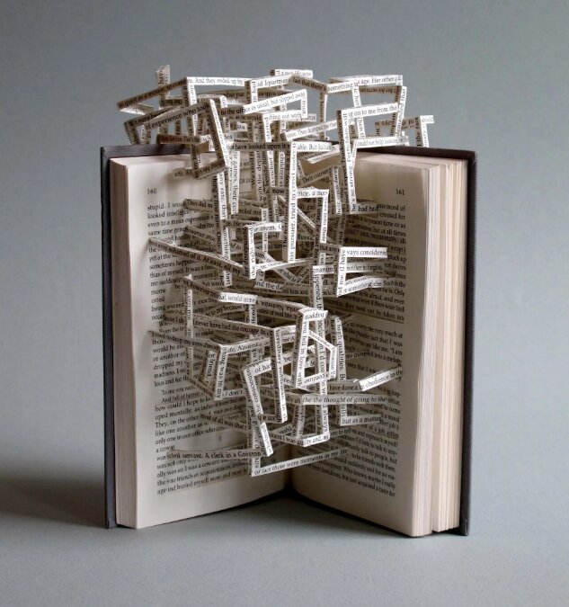 تصاویر خارقالعادهای از کتابهایی که مجسمه شدند | این مجسمهها گواهی بر قدرت زبان هستند