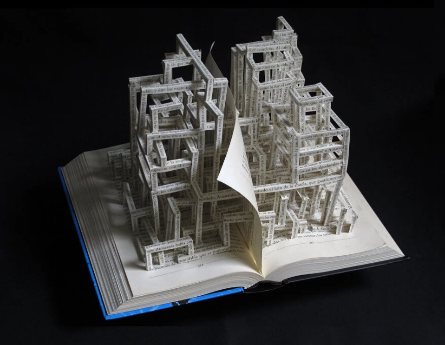 تصاویر خارقالعادهای از کتابهایی که مجسمه شدند | این مجسمهها گواهی بر قدرت زبان هستند