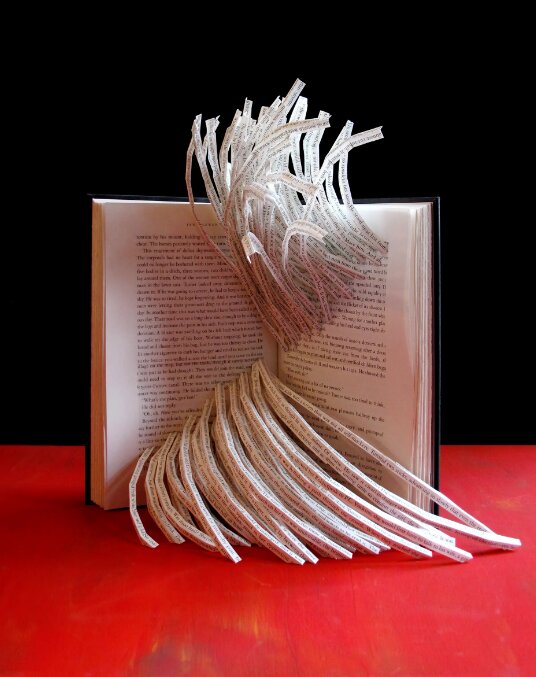 تصاویر خارقالعادهای از کتابهایی که مجسمه شدند | این مجسمهها گواهی بر قدرت زبان هستند