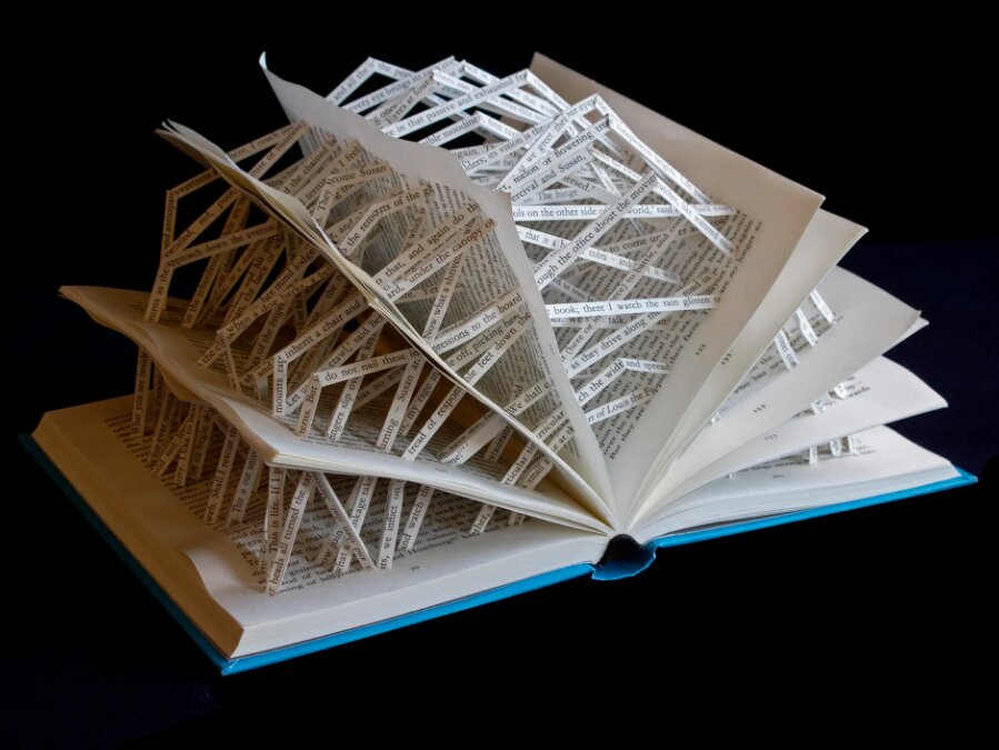 تصاویر خارقالعادهای از کتابهایی که مجسمه شدند | این مجسمهها گواهی بر قدرت زبان هستند