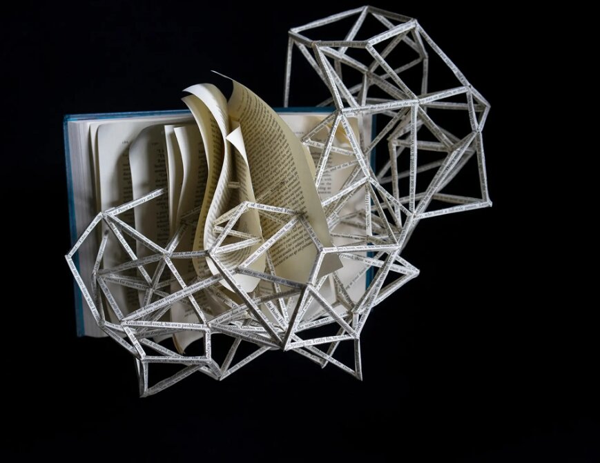 تصاویر خارقالعادهای از کتابهایی که مجسمه شدند | این مجسمهها گواهی بر قدرت زبان هستند