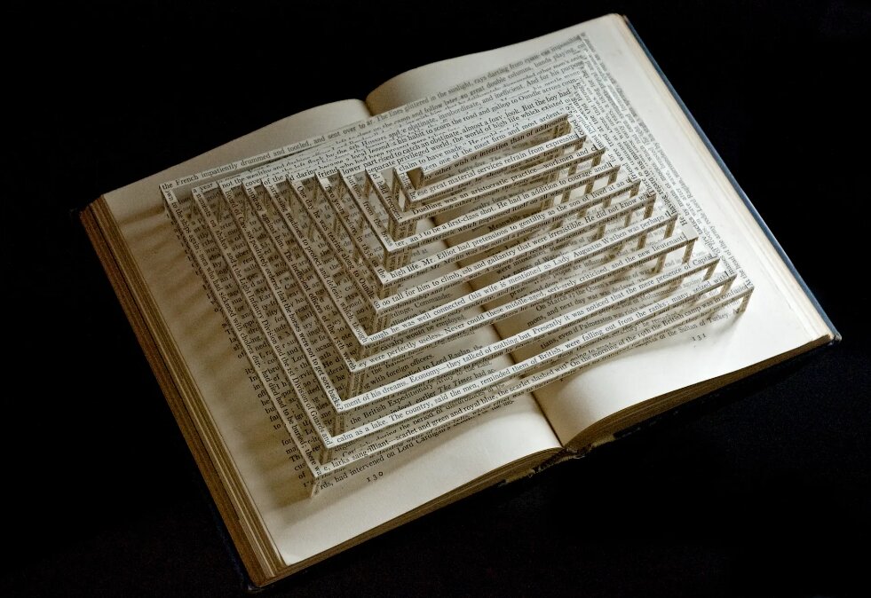 تصاویر خارقالعادهای از کتابهایی که مجسمه شدند | این مجسمهها گواهی بر قدرت زبان هستند