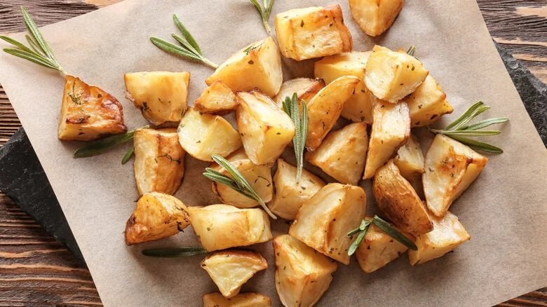 بهترین جایگزین برنج ؛ به جای برنج سیب زمینی بخورید! | تفاوت سیب زمینی با برنج؛ کدامیک کالری و کربوهیدرات بیشتری دارند؟