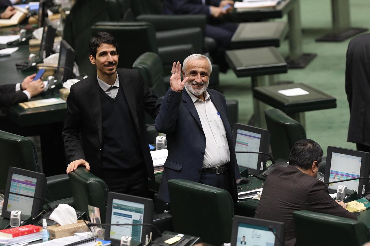 تصاویر چهره خاص الیاس نادران پس از مخالفت با استعفایش در مجلس