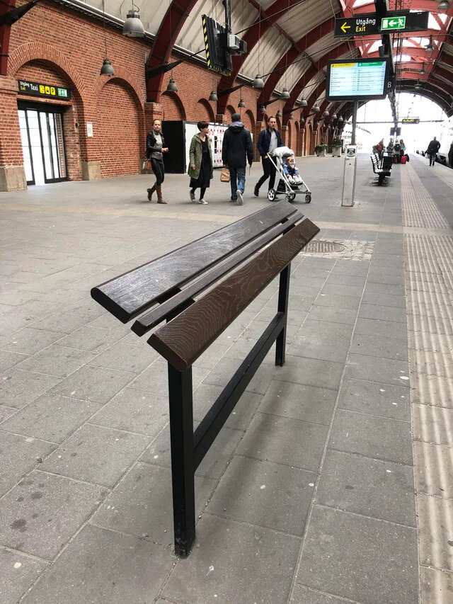 ماجرای نیمکتهایی که برای نشستن نیست + عکس