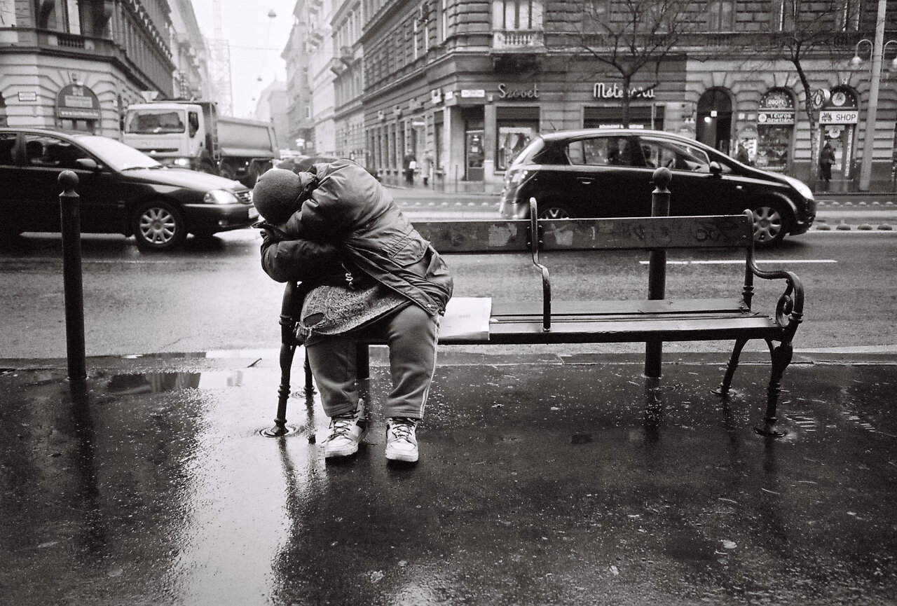 ماجرای نیمکتهایی که برای نشستن نیست + عکس