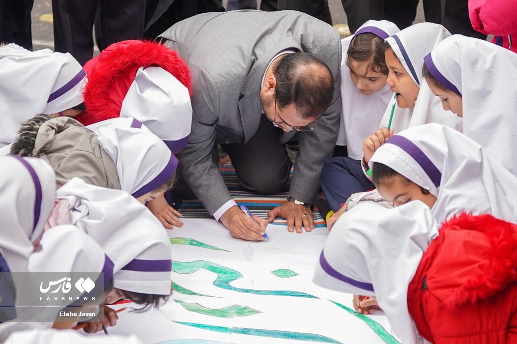 ببینید | همبازی شدن وزیر آموزش و پرورش با دانش آموزان