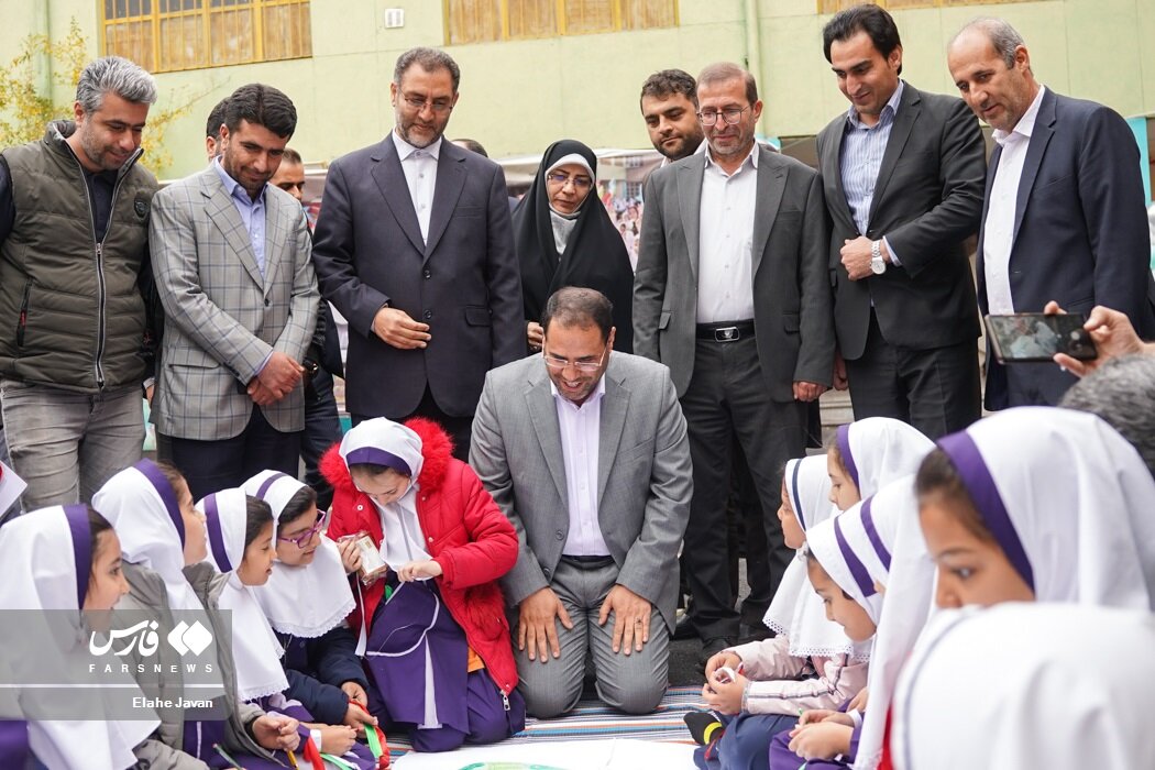 ببینید | همبازی شدن وزیر آموزش و پرورش با دانش آموزان