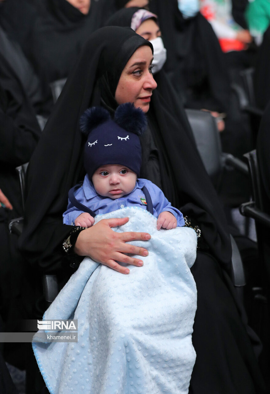 عکس | ورزشکار زن و فرزند خردسالش در دیدار با رهبر انقلاب