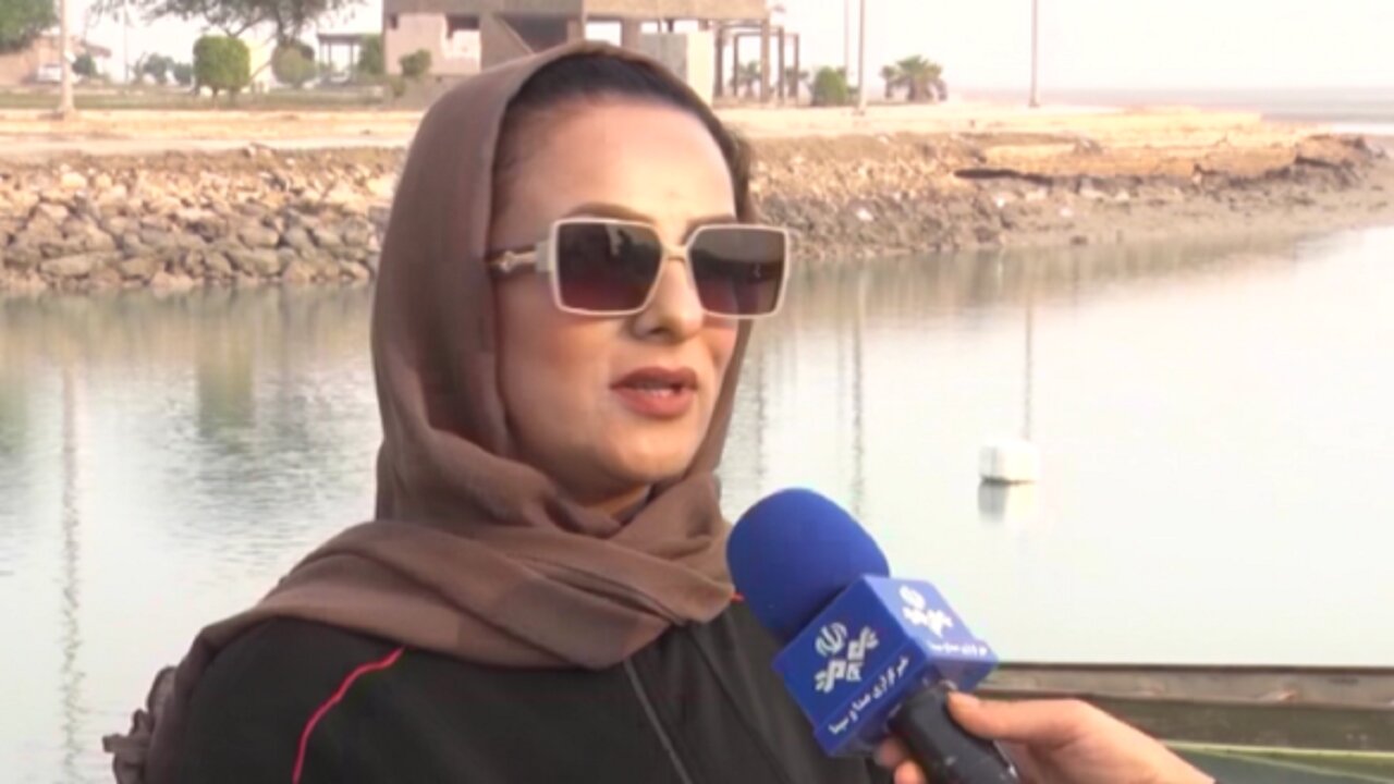 زن ایرانی با دستان بسته ۱۲ کیلومتر در خلیج فارس شنا کرد + تصویر