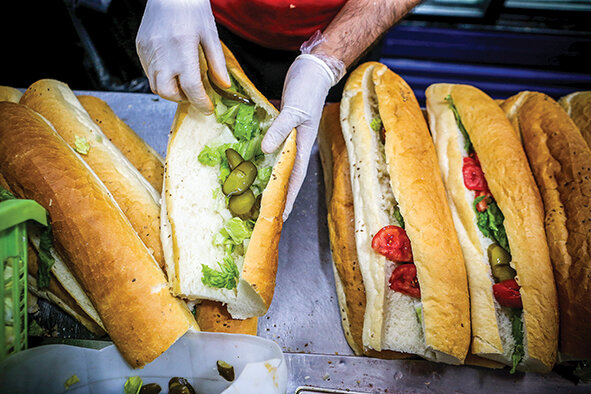 همه هزینه های راهاندازی ۴ کسب و کار مرتبط با غذا ؛ راه انداختن اسنک فروشی و فست فودی چقدر پول میخواهد؟