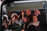 تصاویر لحظه استقبال مردم از ۳۹ اسیر فلسطینی | اشک شوق زنان را ببینید