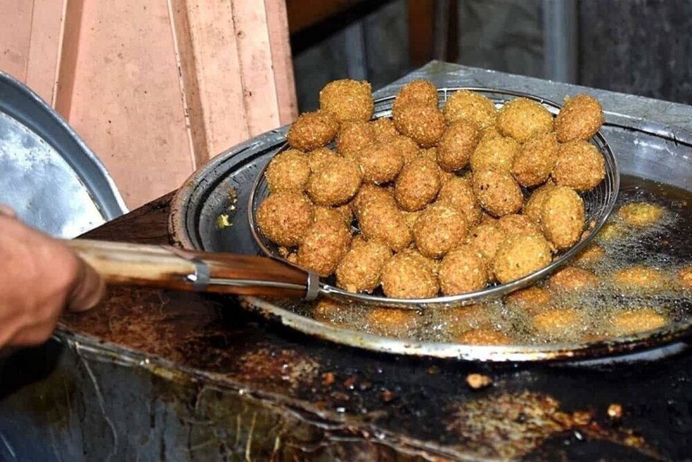 شکم چرانی میان سبزه و گل!