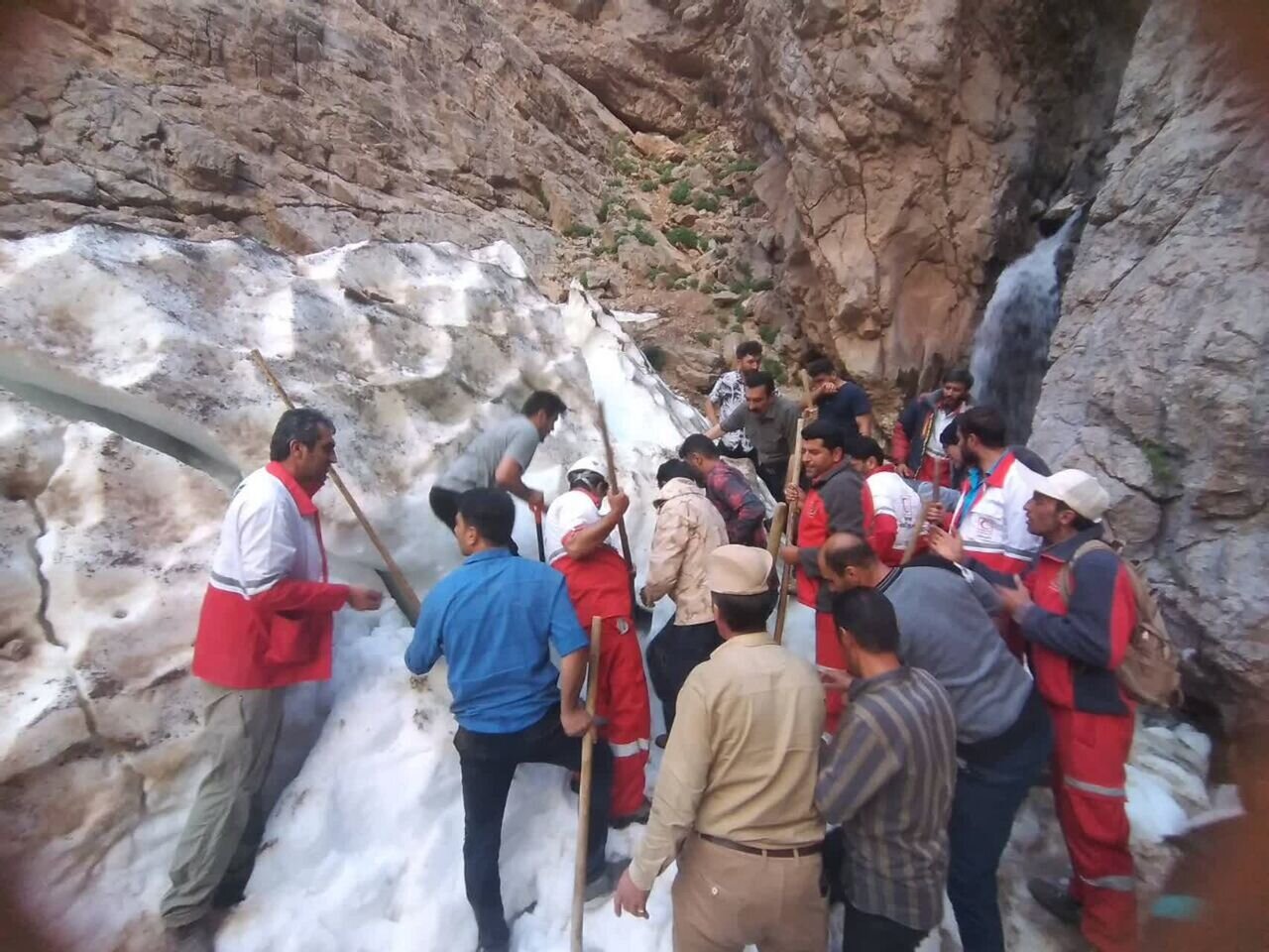 حادثه در کوه - سقوط بهمن - ریزش غار