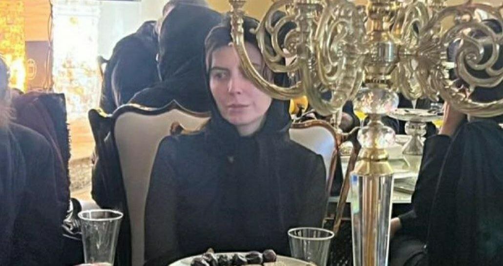 تصویر چهره لیلا حاتمی در مراسم چهلم داریوش مهرجویی