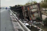 تصاویر واژگونی عجیب کامیون در بزرگراه آزادگان!