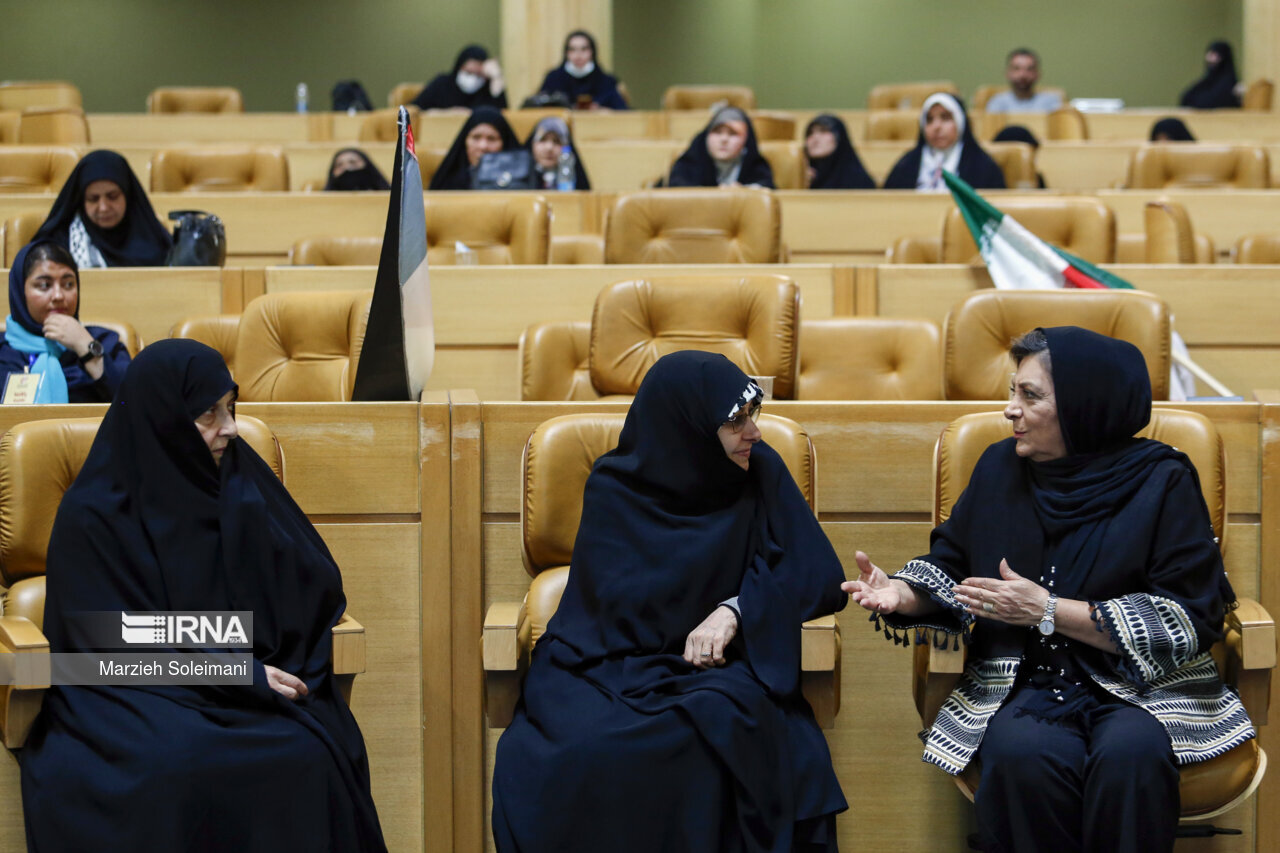 عکس| گپ خصوصی بازیگر قدیمی با همسر رئیس جمهور