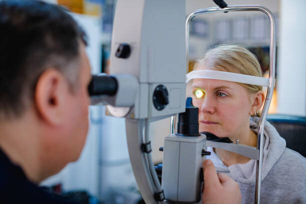 روش‌های درمان پیر چشمی ؛ بهترین راه غلبه بر پیر چشمی را بدانید | نمره نزدیک بینی بعد از چه سنی ثابت می‌ماند؟