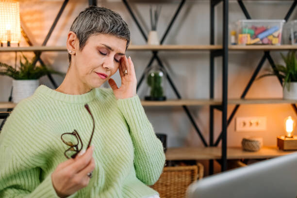 روشهای درمان پیر چشمی ؛ بهترین راه غلبه بر پیر چشمی را بدانید | نمره نزدیک بینی بعد از چه سنی ثابت میماند؟