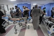 (۱۸+) تصاویری از وضعیت وخیم بیمارستان‌ های غزه | از کودکان خونین در راهروهای بیمارستان تا شهدای پیچیده در پتو!