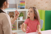 ۵ توصیه کلیدی به والدینی که کودک‌شان دیر زبان باز می‌کند | مراجعین بالای ۵۰ سال هم داریم | سن طلاییِ درمان را از دست ندهید
