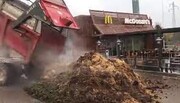 ببینید | تخلیه فضولات حیوانی در مقابل رستوران مک دونالد توسط فرانسوی‌ها