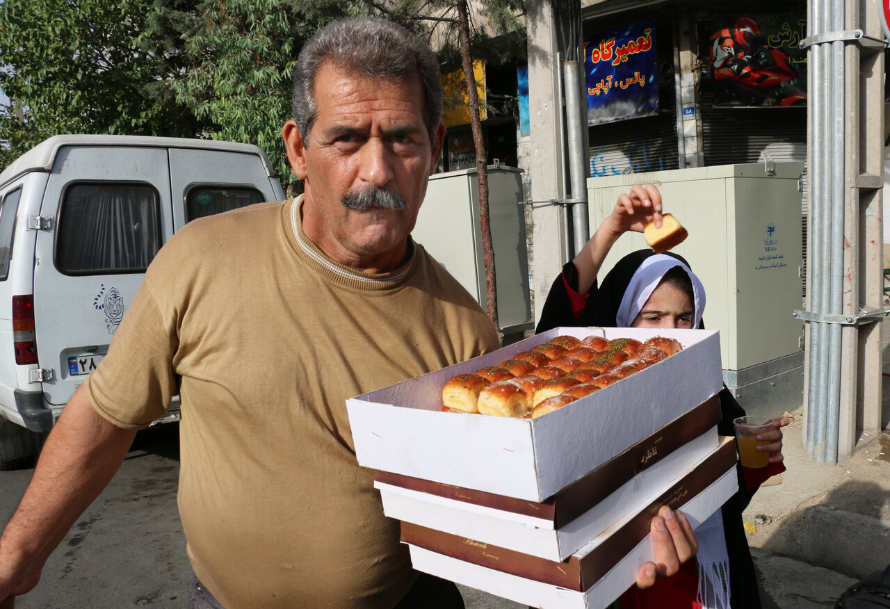 نذر دیرینهسال صنوف و بازاریان | خرما، کلهپاچه و شیرینی صلواتی